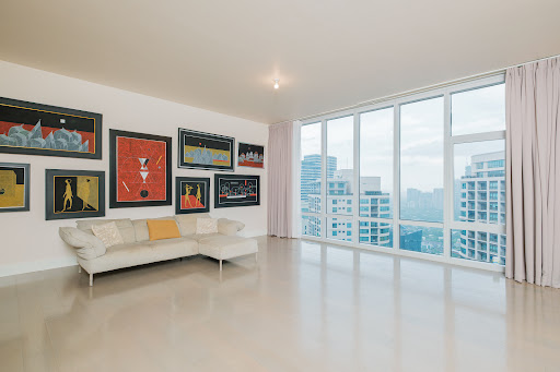 Luxury apartment / penthouse for rent in Makati (Philippines) - Modern living room with panoramic city view