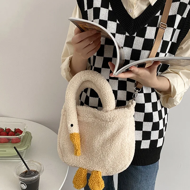 Kadın Peluş Ayarlanabilir Tote Çapraz Çanta. Konforlu ve şık! Günlük kullanım ve seyahatler için ideal. Ayarlanabilir omuz askısı.