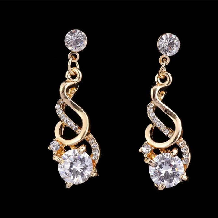 Boucles d'oreilles pendantes en cristal de zircon, deux pièces, pour un éclat exceptionnel. Le bijou idéal pour sublimer votre style.