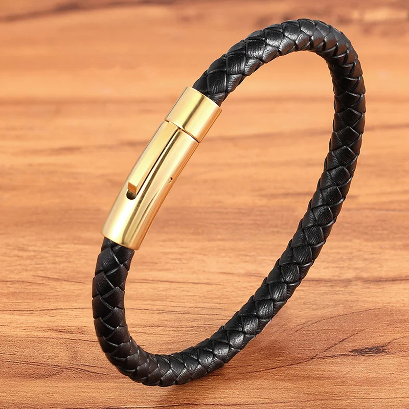 Bracelet en cuir tressé et acier titane pour homme, durable et élégant. Conçu pour un usage quotidien, alliant robustesse et style.