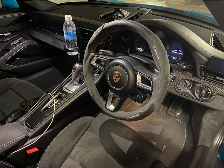 911 クーペの991gts・ポルシェ911・ステアリングカバーに関するカスタム事例の投稿画像4枚目