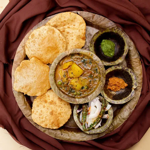 Plain Puri [4 Pc] With Aloo Sabji