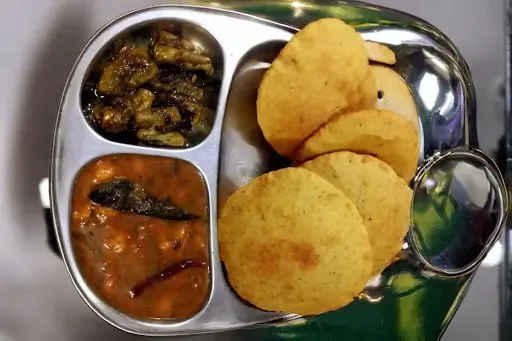 Aloo Ki Sabji With 5 Poori And Pickle