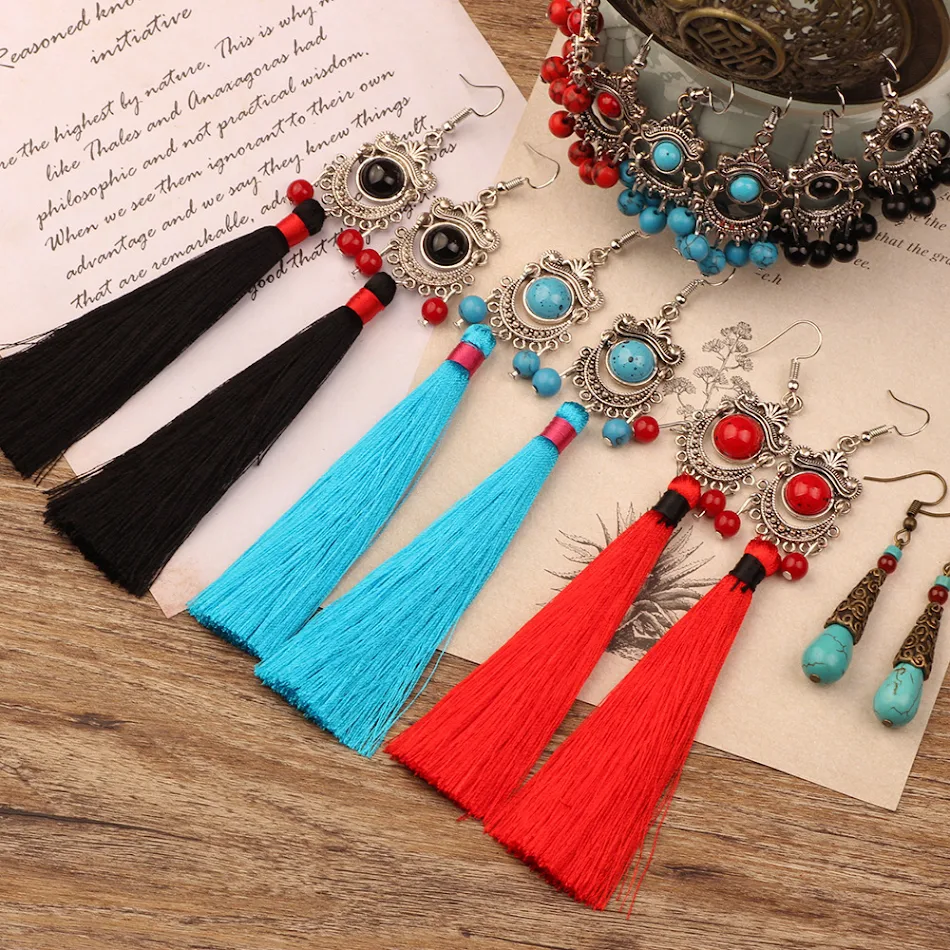 Rode lange kwast oorbellen in Bohemian etnische stijl. Deze oorbellen geven je een unieke uitstraling, perfect voor een bohemien look.