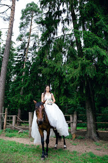 Fotógrafo de bodas Elena Saprykina (elemakeewa). Foto del 19 de mayo 2022