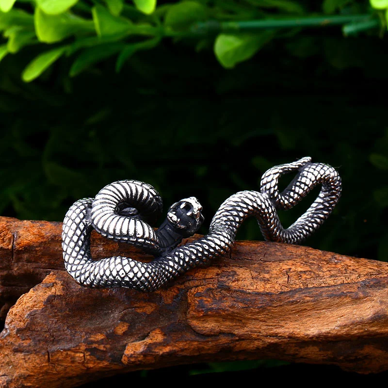 Pendentif serpent vintage, un bijou élégant et intemporel. Exprimez votre individualité avec ce design de bijouterie classique et raffiné.