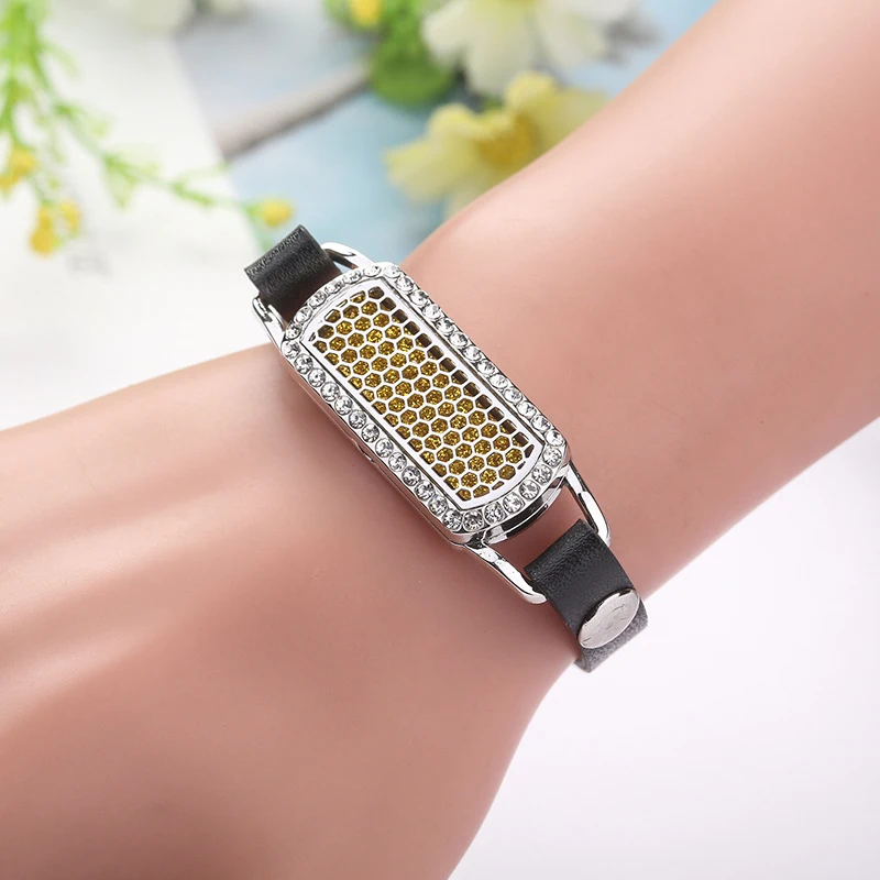 Bracelet couple géométrique en cuir ajustable, rectangulaire, aromathérapie amovible. Élégance et bien-être partagés. Parfum apaisant.