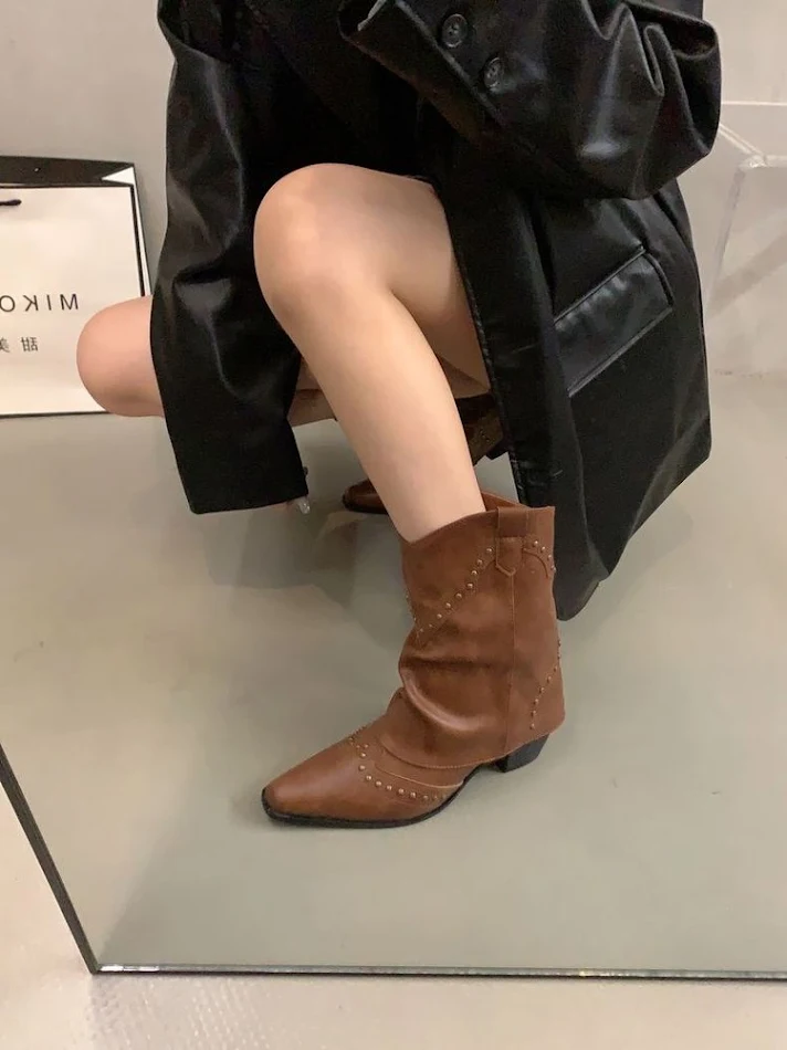 Botines Retro con Remaches para Mujer Diseño de Moda – Estilo Vintage con Detalles Modernos, Comodidad y Elegancia para Cualquier Ocasión.