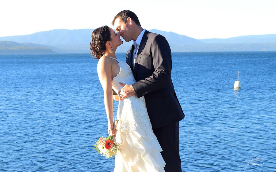 Fotografo di matrimoni Andres Carmona (bodasvillarrica). Foto del 7 aprile 2015