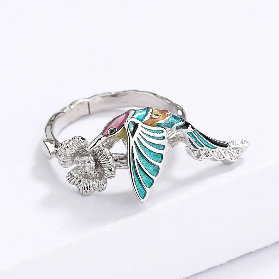 Kleurrijke epoxy damesring met kolibrie, pastorale stijl, vogel- en dierensieraad, vrouwelijke ring, uniek accessoire.