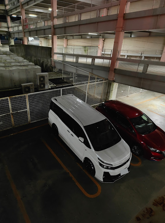 ヴォクシーの2021ベストショット・10月にエントリーします・夜景モード・ソロ編・立体駐車場映えに関するカスタム事例の投稿画像3枚目