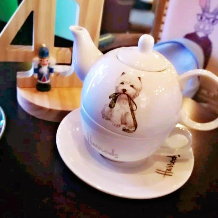 Highland šolja, keramički čajnik, set Majka i Dete, Bone China šolja i medvedić. Uživajte u čaju uz ovu prelepu kolekciju.
