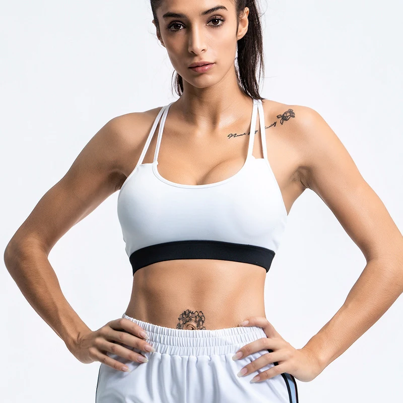 Soutien-gorge de sport contrasté noir et blanc. Confort et maintien optimaux pour l'entraînement. Idéal pour le fitness et toutes activités sportives.