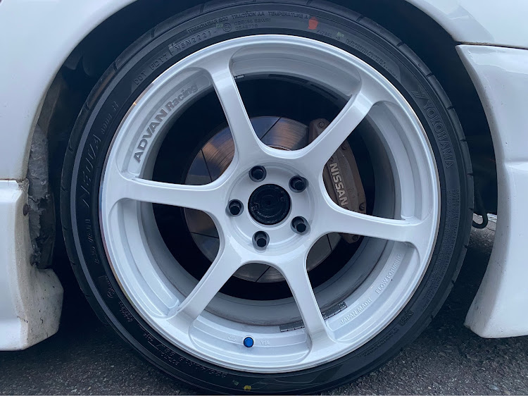 スカイラインのみんなでつくろうホイール図鑑・ADVAN Racing・新作ホイール・白ホイイイゾおじさん・アドバンイイゾ〜に関するカスタム事例の投稿画像3枚目