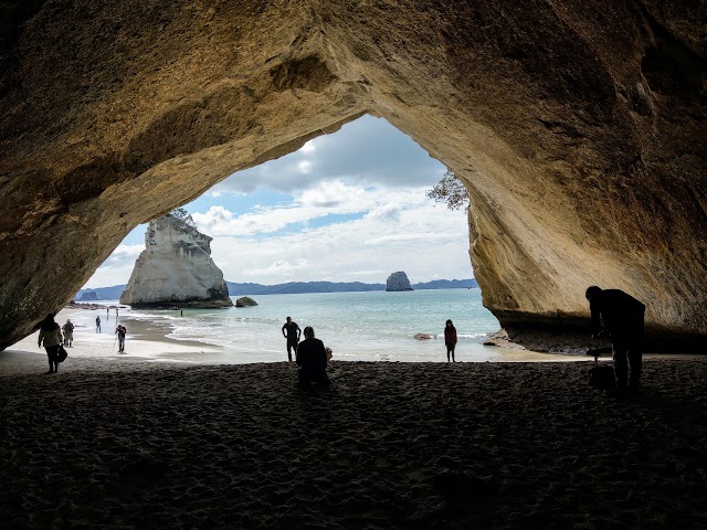 Cathedral Cove Windows 10 wallpaper