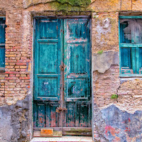 Surrealismo on the door di 