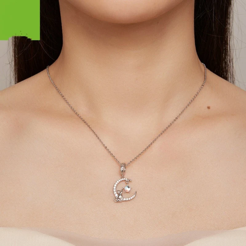 Pendentif chat lune ludique et mignon pour un look adorable. Ce bijou enchanteur ajoute une touche de fantaisie et de style à votre quotidien.