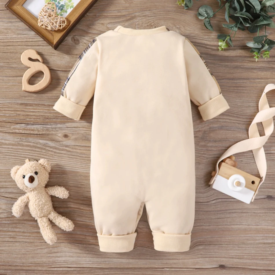 Verstelbare lange overall met berenpatch en ruitpatroon voor baby's, lange mouwen, ideaal om te spelen en te ontdekken, comfortabel en schattig.
