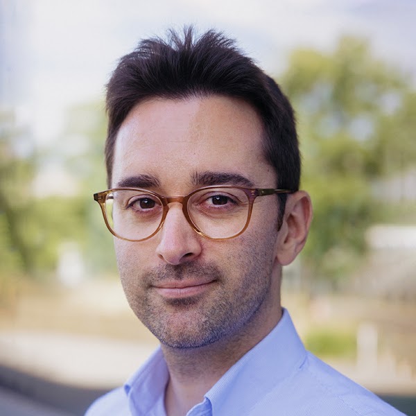 Portrait photo de Maxime Paquin qui se prépare pour un emploi dans le domaine de la cybersécurité et de l'intelligence artificielle en suivant deux cursus et en obtenant des Google Career Certificates.