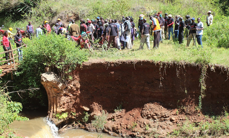 Residents from both Nyeri town and Tetu constituencies demonstrate demanding for the construction of a bridge that was swept by rains over two years ago