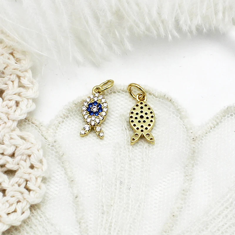 Pendentif animal micro-sertis, avec hippocampes, crabes et poissons. Un bijou unique, parfait pour accessoiriser votre tenue avec élégance.