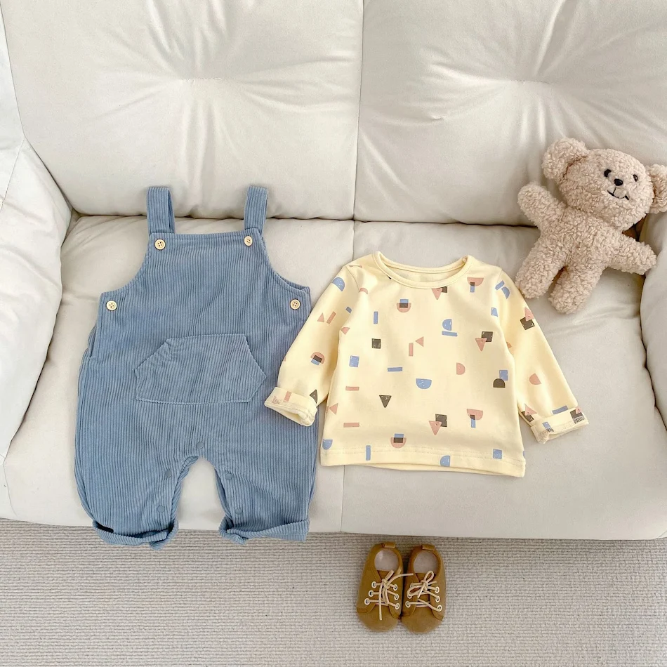 Baby tweedelige set met slabberbroek, t-shirt en lange jumpsuit, ideaal voor comfort en bewegingsvrijheid, perfect voor baby's en peuters.