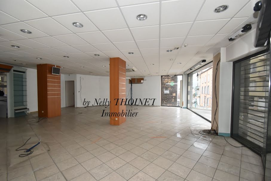 Location  locaux professionnels 3 pièces 180 m² à Royat (63130), 1 500 €