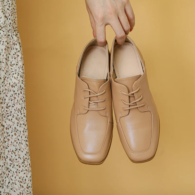 Nieuwe dames leren schoenen met diepe mond en veters. Stijlvolle en comfortabele enkellaarsjes, perfect voor dagelijks gebruik.