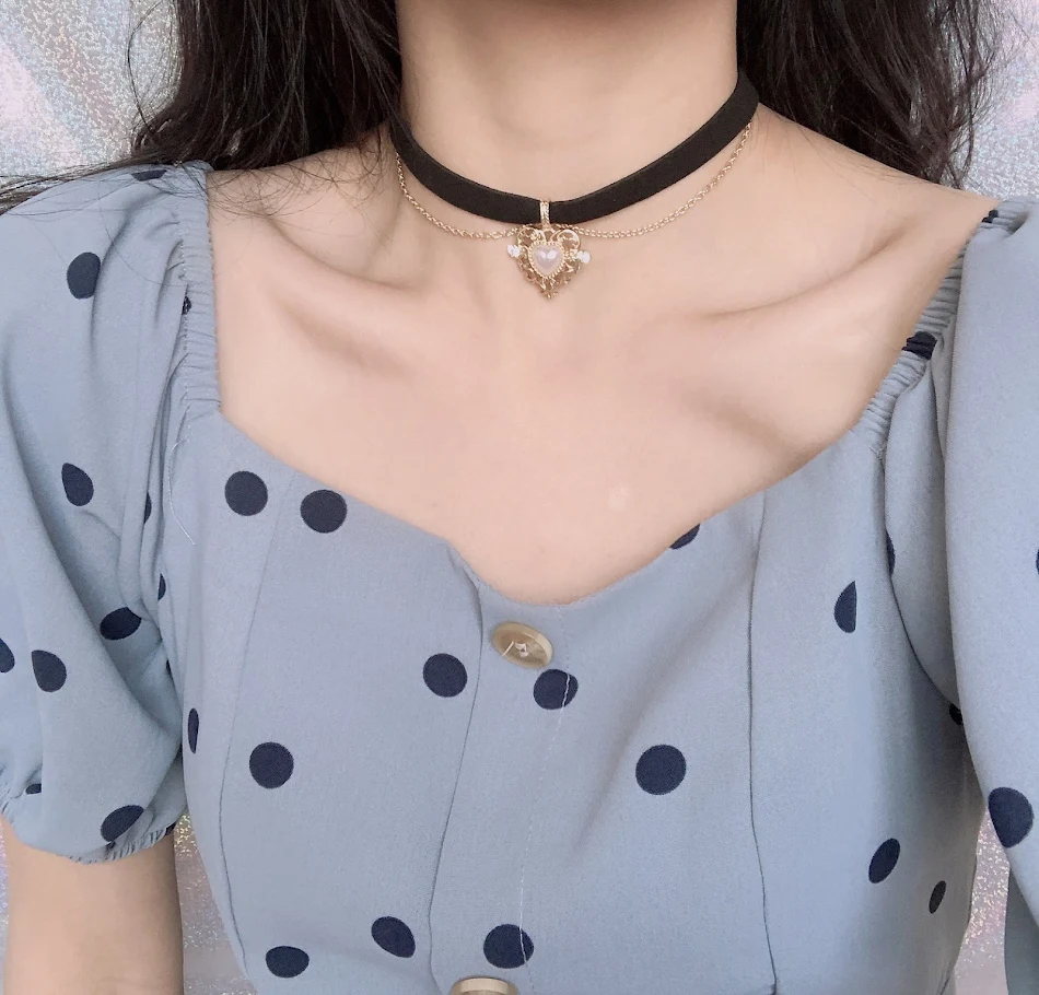 Colar de veludo coração pêssego dourado Um acessório elegante e romântico para mulheres. Perfeito para um toque de glamour.
