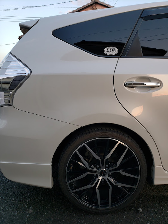 プリウスαの洗車・DIY・エンブレム加工・ステッカー貼り・山本改に関するカスタム事例の投稿画像3枚目