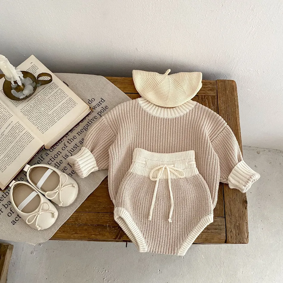 Ensemble Pull Personnalisé Mode Automne pour Filles. Tenue idéale pour les journées fraîches. Confort et style combinés. Personnalisation possible.