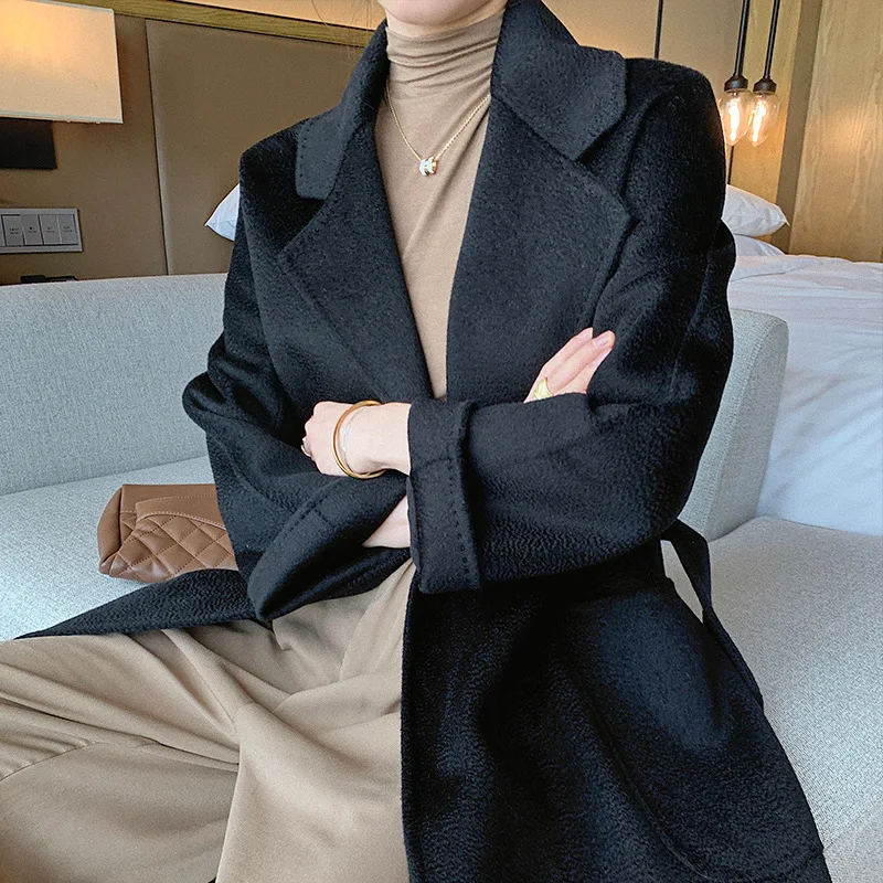 Manteau Long en Laine avec Lacets à la Taille, Élégance Chaleureuse pour l'Hiver, Confort et Style Exceptionnels, Parfait pour Toutes les Occasions.