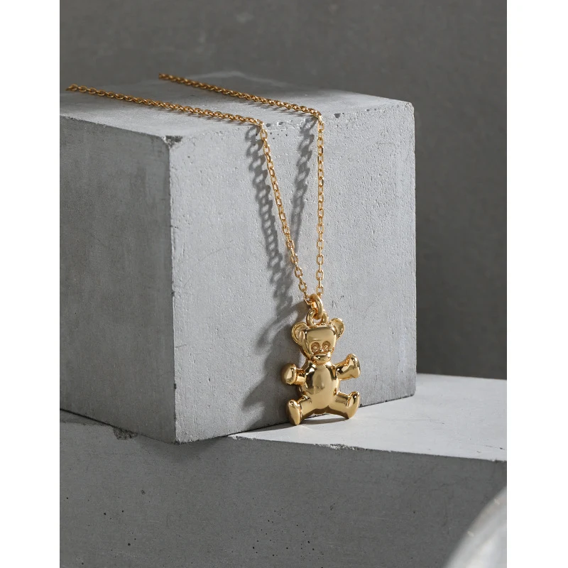 Chaîne de clavicule en argent sterling S925 texture ours, simple et polyvalente, pour un look élégant et intemporel. Le bijou parfait.