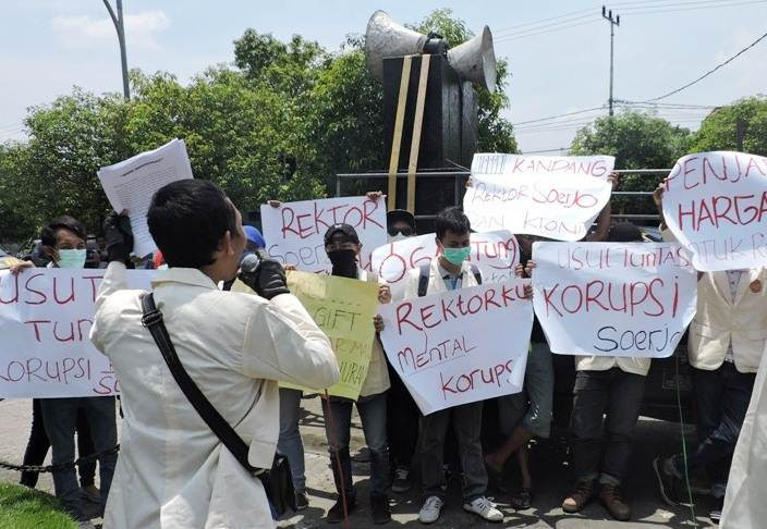 puluhan mahasiswa Universitas Soerjo Ngawi Adukan rektor ke Kejaksaan.