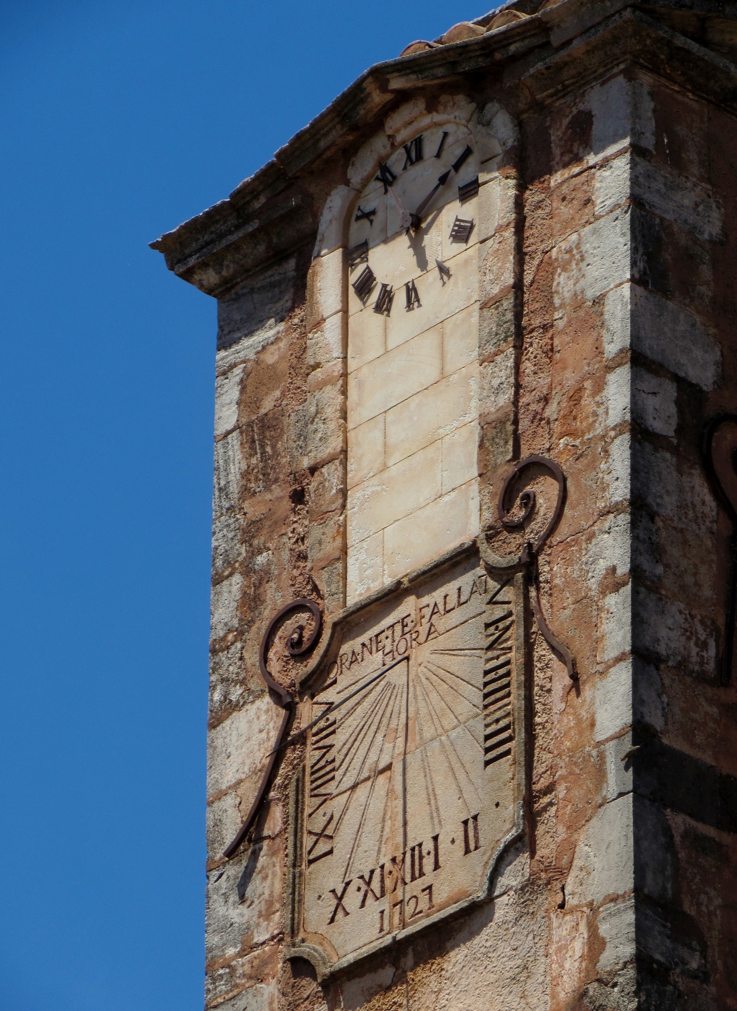 Orologio e meridiana contigui di Giorgio Lucca