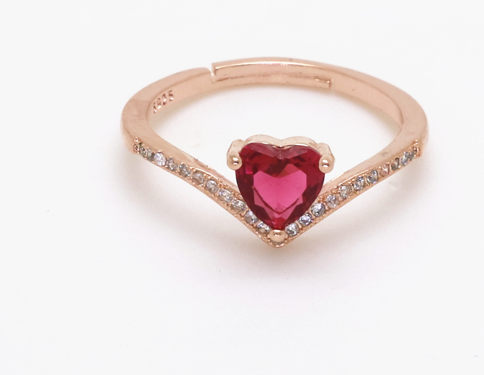 Natural heart-cut red garnet ring. A stunning symbol of love and passion, perfect for a special gift or everyday wear.