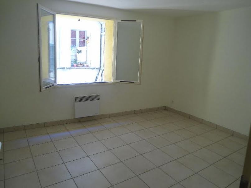 Location  appartement 3 pièces 63 m² à Aups (83630), 520 €