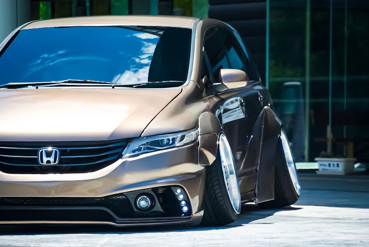 オデッセイの左半顔写真展に関するカスタム事例の投稿画像2枚目