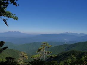 展望岩から木曽御嶽山（左）と乗鞍岳（右）