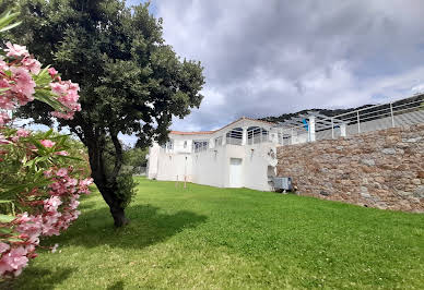 Villa avec piscine en bord de mer 2