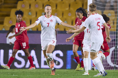 Julia Grosso comemora após marcar o gol canadense da partida (foto: Concacaf / Divulgação)