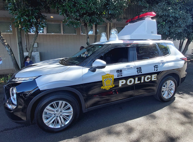 アウトランダーPHEVの背後から違和感ある車両・本物かよと疑った・アウトランダーPHEV パトカー展示・エコなパトカーに関するカスタム事例の投稿画像6枚目