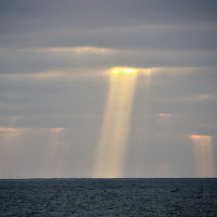 il cielo e blu sopra le nuvole di 