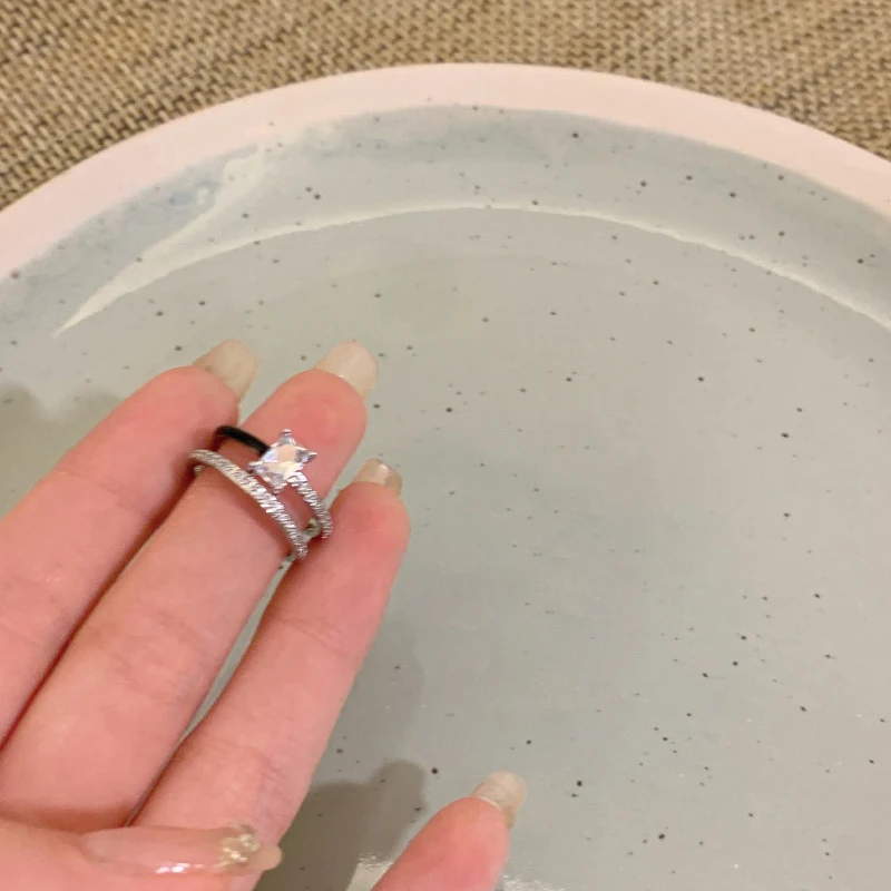 Anel feminino com design de coração de amor duplo, camada dupla de zircônia, joia elegante para expressar amor e carinho.
