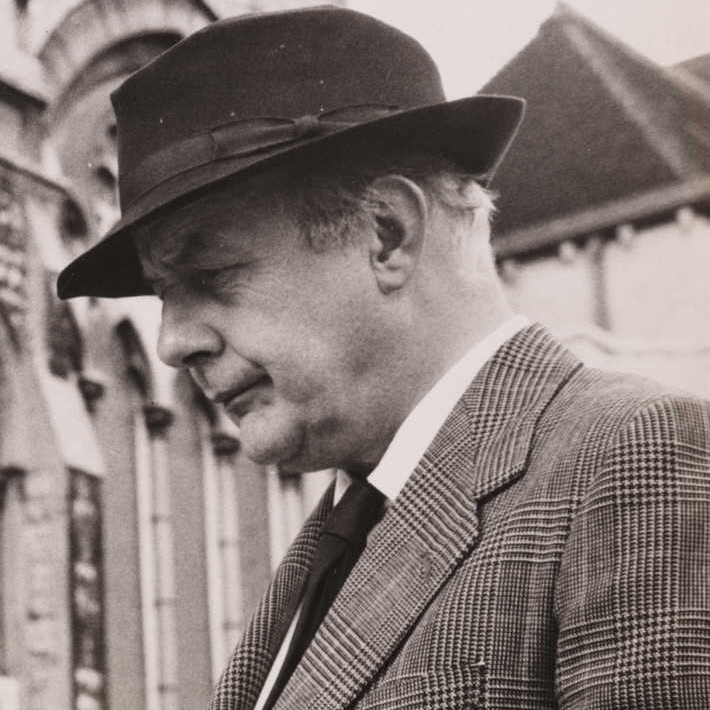 Sir_John_Betjeman_(1906-1984).jpg