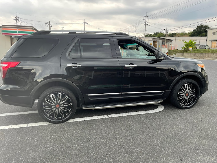 エクスプローラーのアメ車好きと繋がりたい・フォードエクスプローラー・フォード・22インチホイールに関するカスタム事例の投稿画像2枚目