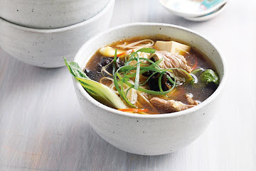 Easy beef, vegetable and noodle steamboat