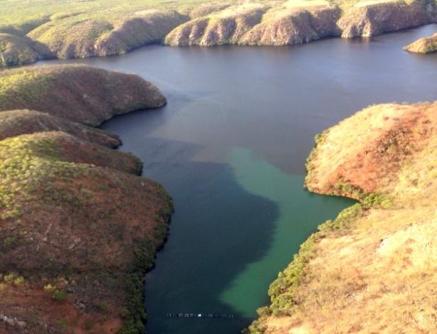 Mancha negra nas águas do rio São Francisco, entre os Estados de Sergipe e Alagoas