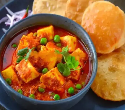 3 Poori With Matar Paneer