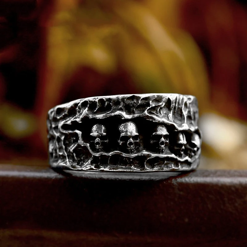 Vintage ring van verweerd roestvrij staal. Stoer en duurzaam, perfect voor dagelijks gebruik. Uniek ontwerp met karakter.